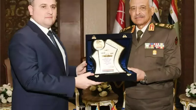 وزير الدفاع ورئيس الأركان يعقدان لقاءات ثنائية مع قادة الوفود العسكرية