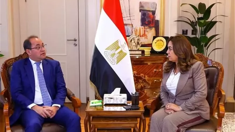 وزيرة التنمية المحلية ووزير المالية يبحثان دعم الاقتصاد الأخضر