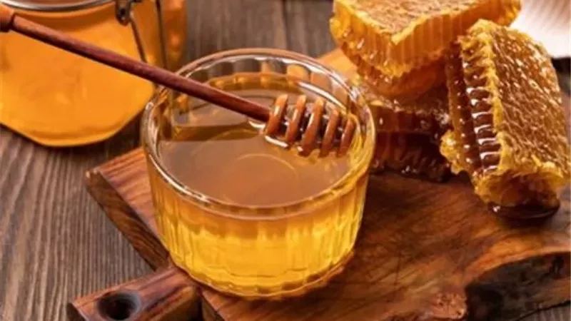 هل يتحول العسل إلى مادة ضارة عند تسخينه؟
