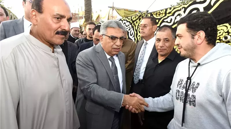 محافظ الدقهلية يقدم العزاء في وفاة الحاجة سبيلة رمز العطاء