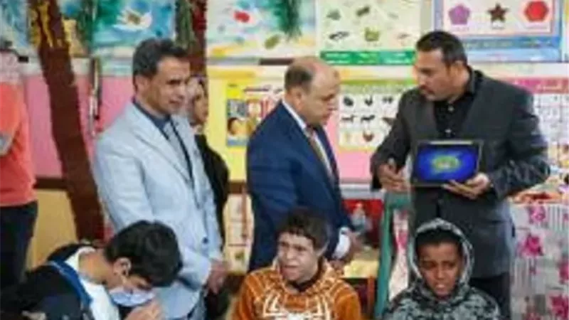محافظ كفرالشيخ يتفقد مدارس التربية الخاصة ويوزّع هدايا على طلابها