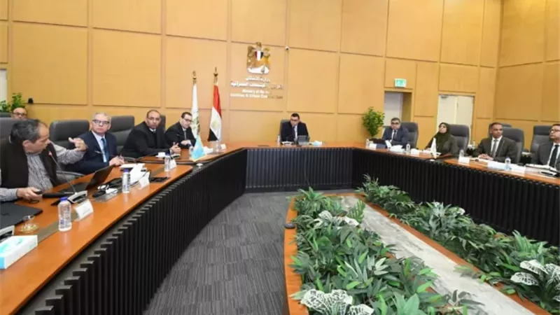 وزير الإسكان يراجع خطط تسويق مشروعات المدن الجديدة