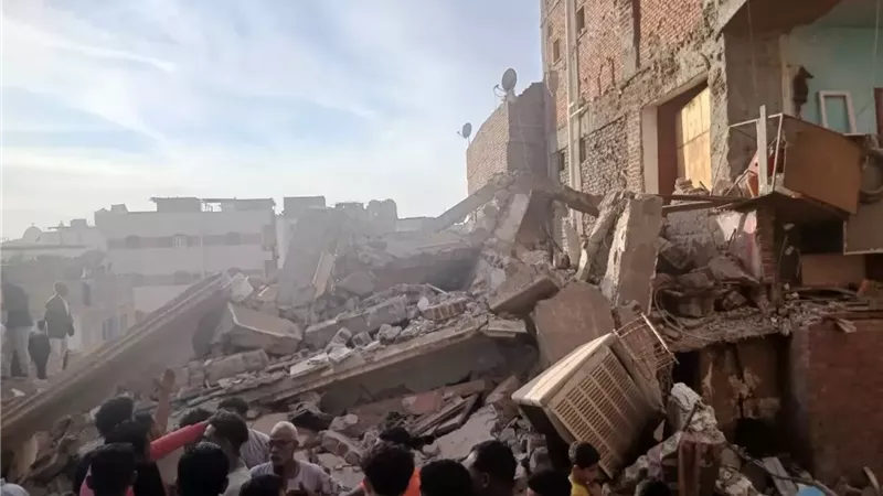 محافظ أسوان يتابع جهود إحتواء إنهيار عقار سكنى قديم ببركة الدماس