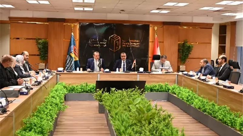 محافظ جنوب سيناء يبحث مع رئيس صندوق التنمية تعزيز مشروعات الإسكان
