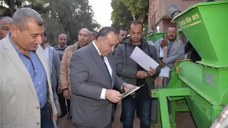 محافظ أسيوط يسلم 36 فراطة ذرة شامية للمزارعين