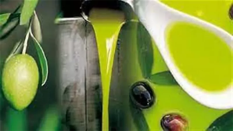هل يعتبر زيت الزيتون على الريق عادة صحية؟