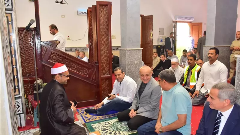 محافظ الأقصر يؤدي صلاة الجمعة بمسجد شركة مياه الشرب والصرف الصحي