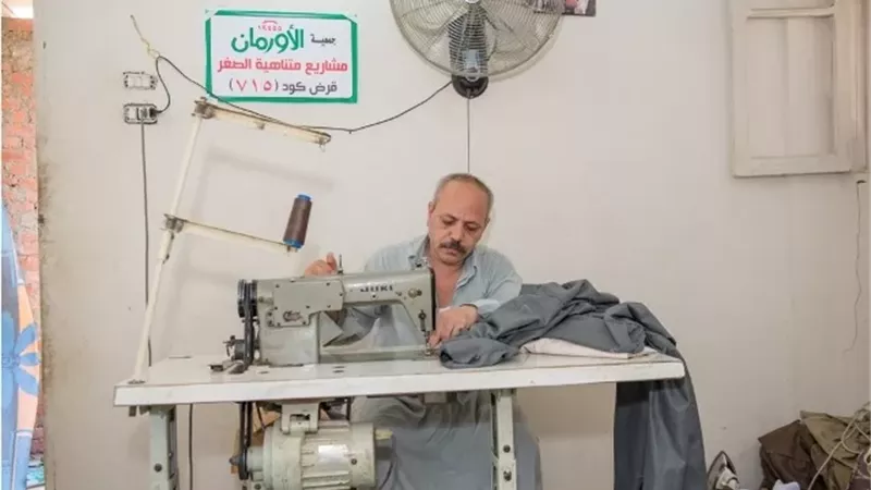 فاعل خير يتكفل بماكينة خياطة.. وتبقي الأقمشة