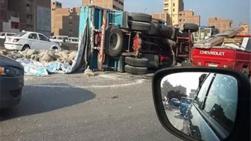 إصابة 3 إثر سقوط حمولة زلط لسيارة نقل فى البساتين