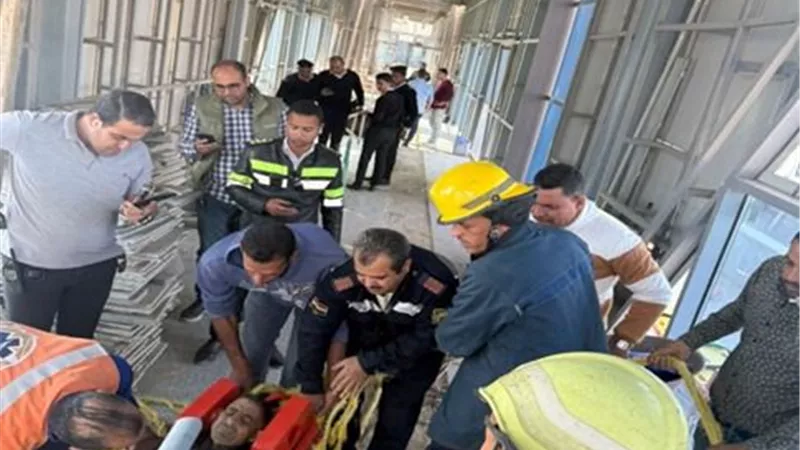نقل4عمال سقطوامن أعلى سقالةحديديةداخل نفق بإحدى محطات الأتوبيس الترددى