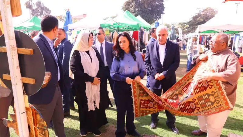 وزيرة التضامن تفتتح معرضًا للمنتجات الحرفية