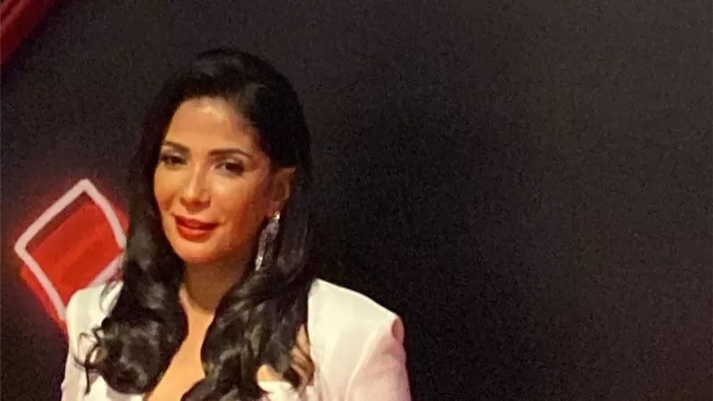 منى زكي تخطف الأنظار بالأبيض فى عرض فيلم 