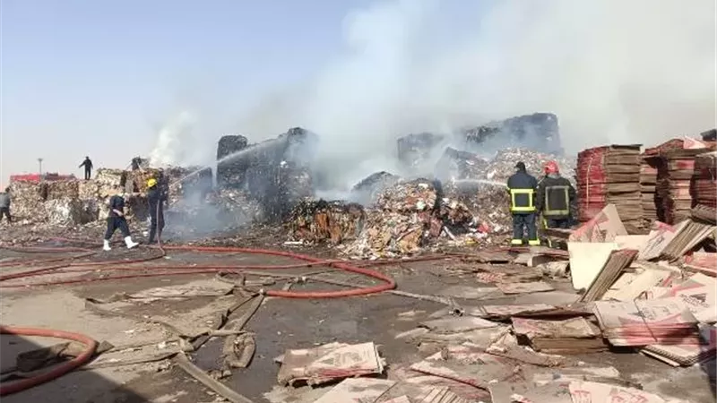 حريق هائل يلتهم مصنعاً داخل مدينة بدر وإصابة 3 أشخاص.. بالفيديو