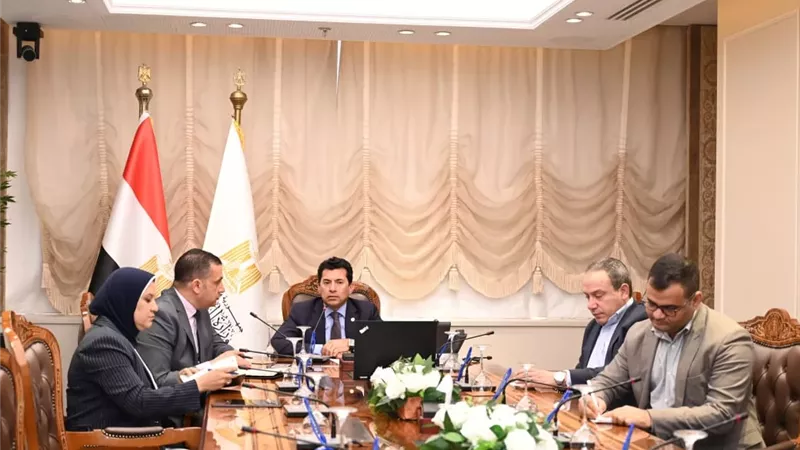 وزير الشباب والرياضة يجتمع باللجنة العليا لتغذية الرياضيين