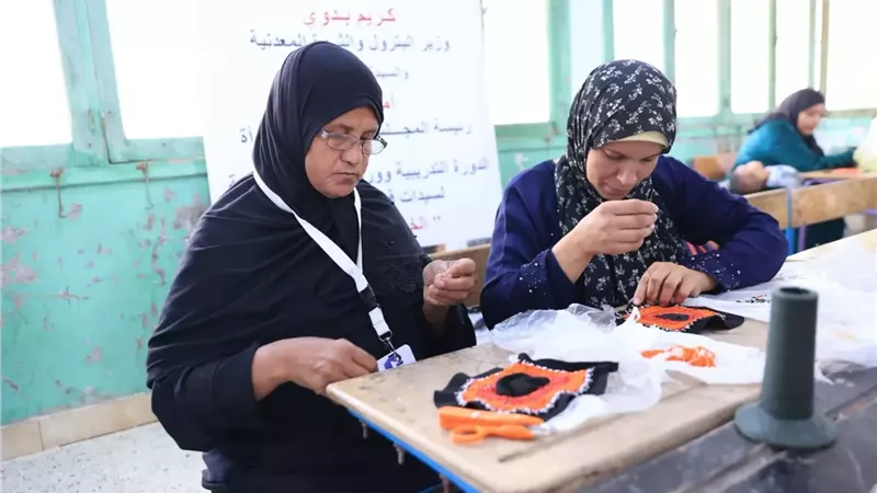 القومي للمرأة ينظم تدريبًا على الأعمال اليدوية لسيدات قرية الزعفرانة