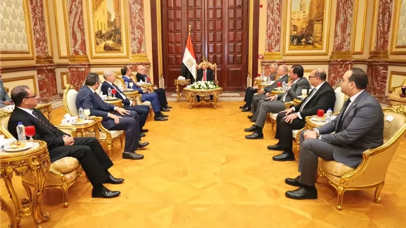 رئيس هيئة النيابة الإدارية يزور رئيس مجلس الشيوخ لتقديم التهنئة الرسمية
