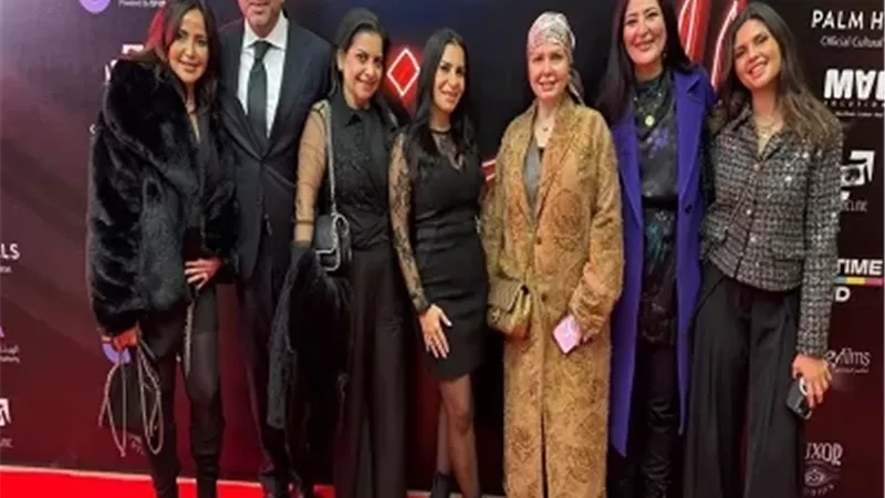 عائلة أم كلثوم يشاهدون فيلم الست.. شجن ومشاعر مميزة وعمل ملحمي