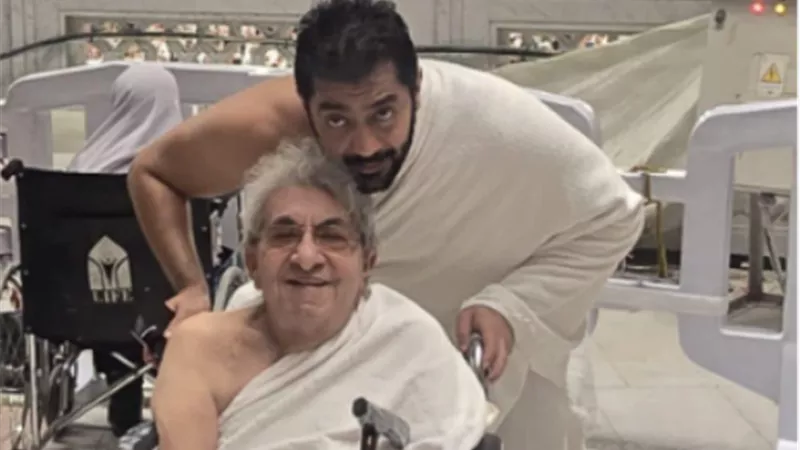 أحمد فلوكس ينشر فيديو بصحبة والده من الحرم المكي