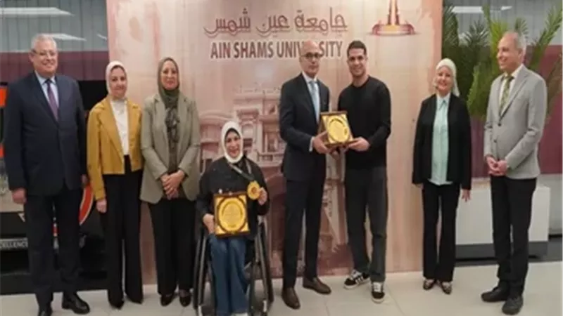 رئيس جامعة عين شمس يكرّم بطلي العالم في الكاراتيه
