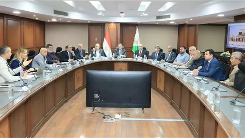 محافظ الجيزة يبحث الفرص الاستثمارية بمركز الواحات البحرية