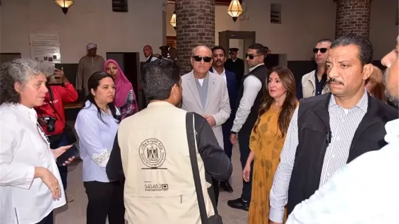 محافظ الأقصر والسفيرة الأمريكية يتفقدان مشروعات «إحياء إسنا
