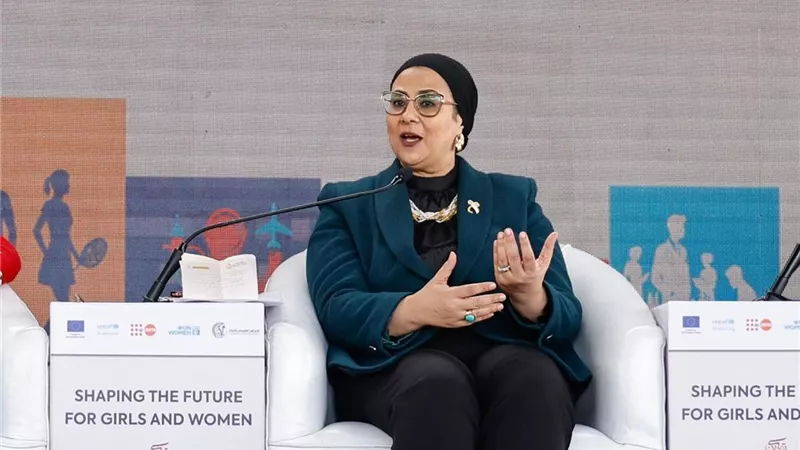 المستشارة أمل عمار تشارك في فعاليات “المساهمة في بناء المستقبل للفتيات والنساء”