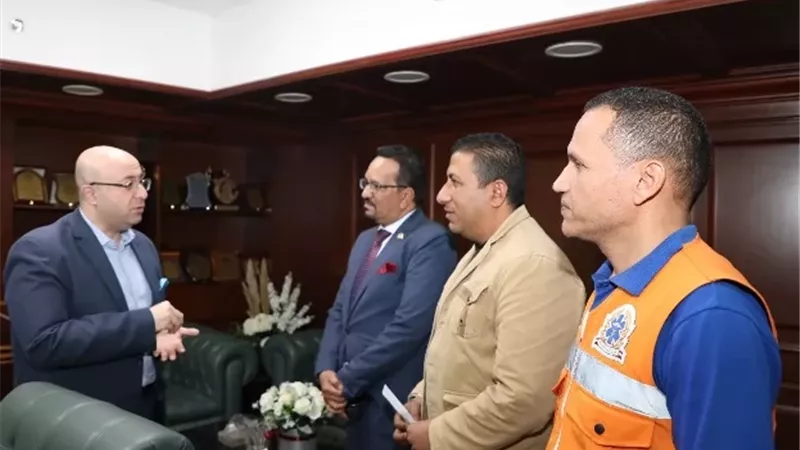 محافظ بني سويف يكرّم مشرف بمرفق الإسعاف لإنقاذه عامل نظافة