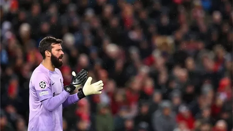 مصلحة ليفربول أولاً.. أليسون بيكر يعلق علي أزمة محمد صلاح