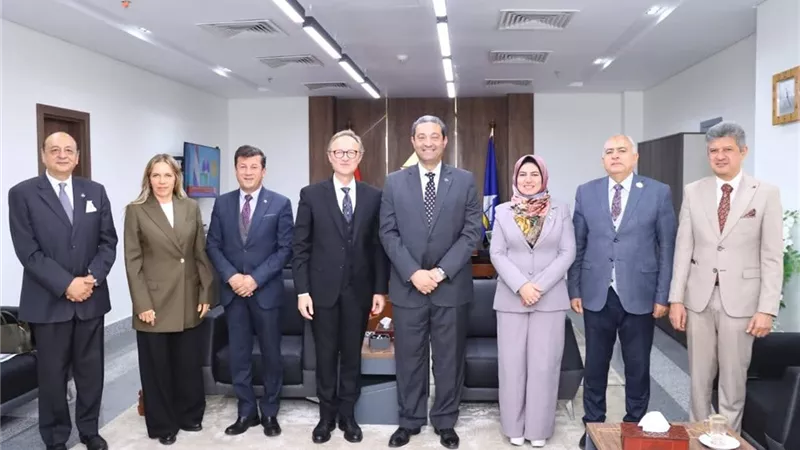 محافظ دمياط وسفير لاتڤيا يبحثان إطلاق شراكات تجارية