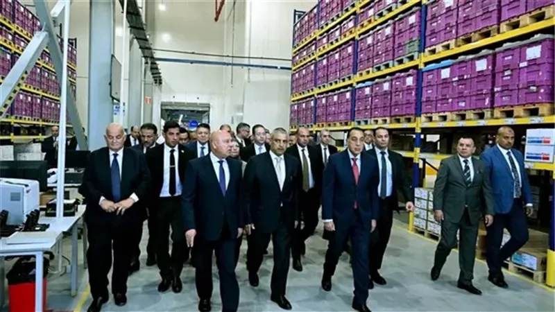 رئيس الوزراء يتفقد أقسامًا بمصنع 