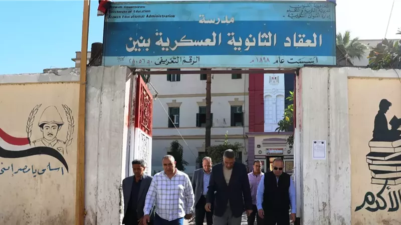 محافظ أسوان يتفقد عدد من مقار اللجان الإنتخابية