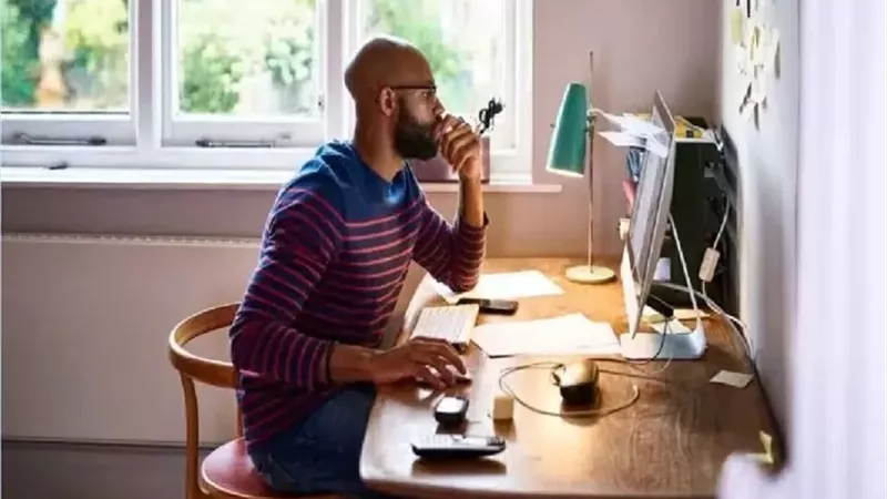دراسة .. العمل من المنزل يعزز رفاهية النساء ويؤثر على الرجال