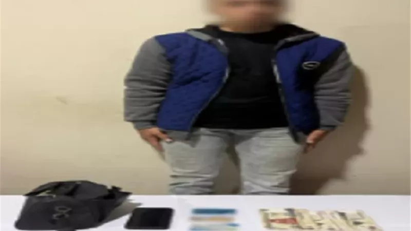 ضبط عاطل سرق حقيبة من إحدى السيدات بأسلوب 