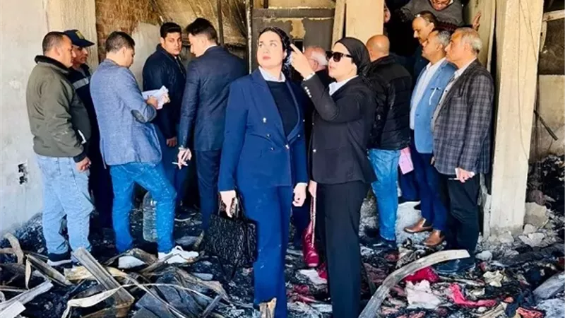 النيابة الإدارية تجري معاينة ميدانية لفحص حريق سوق ملابس بالمنصور