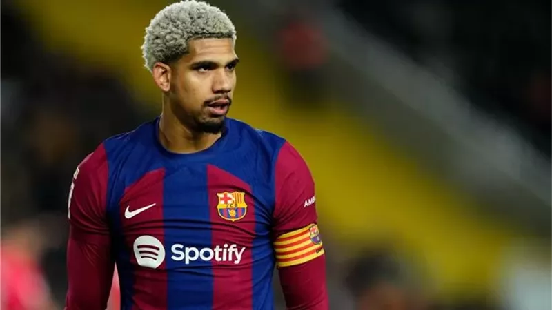 مدافع برشلونة يقضي إجازته في تل أبيب