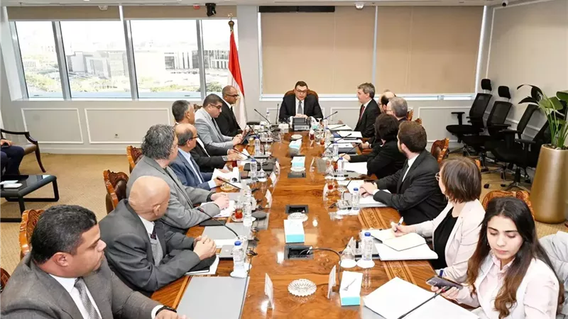 وزير الإسكان يبحث التعاون مع وفد من بنك الاستثمار الأوروبي EIB