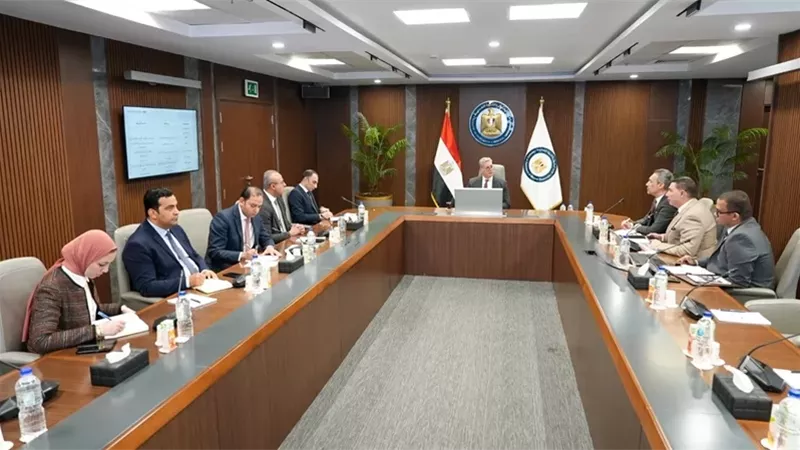 وزير البترول يبحث تطوير آلية تدريب جميع سائقي نقل المنتجات البترولية