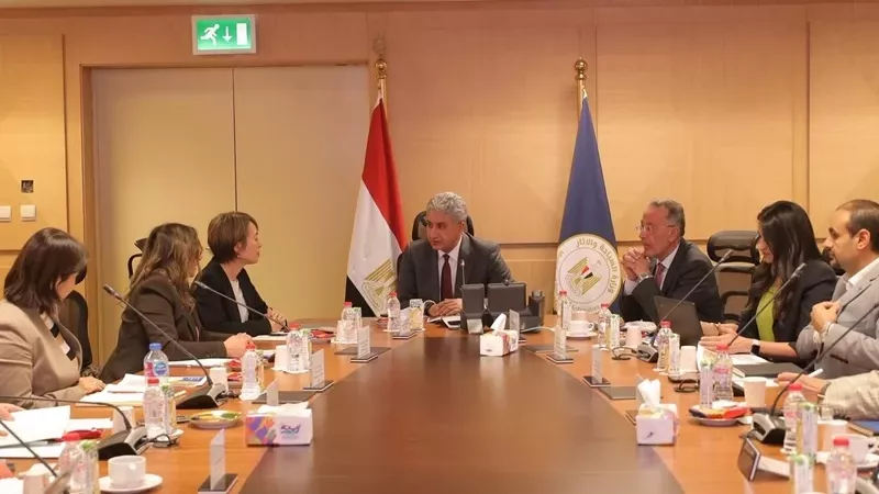 وزير السياحة يبحث مع وفد 