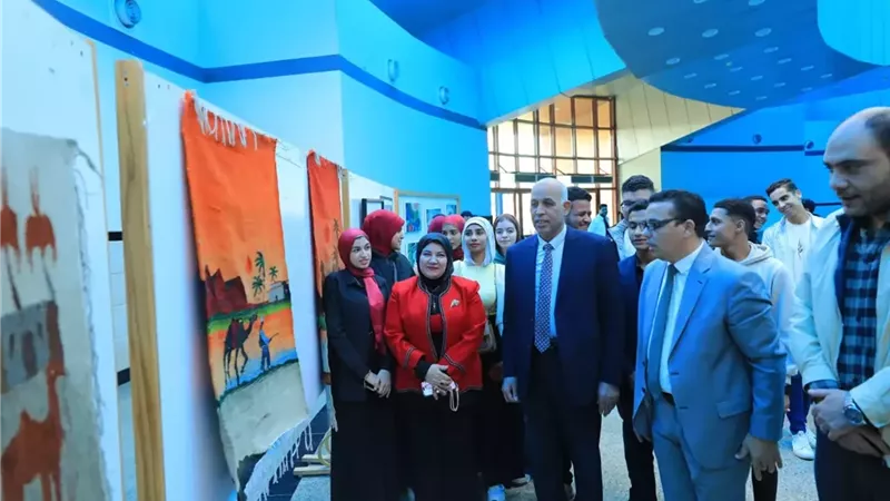 رئيس جامعة كفر الشيخ يشهد العرض المسرحي «توتة توتة»