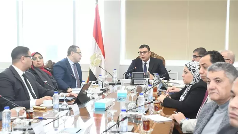 وزير الإسكان يتابع سير العمل بهيئة المجتمعات العمرانية