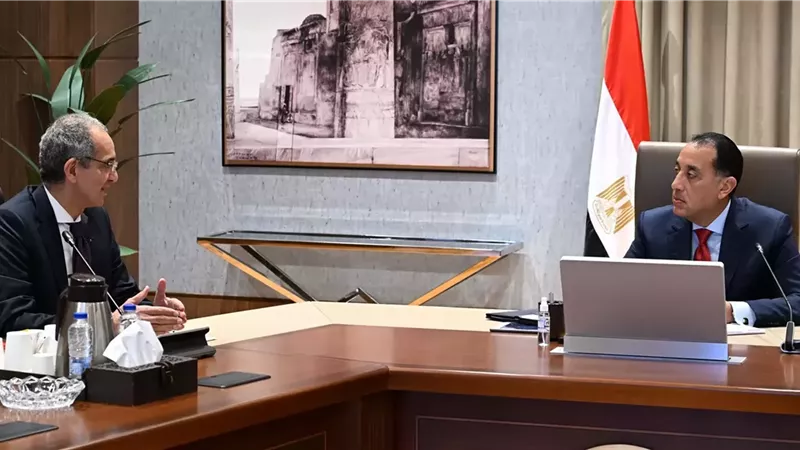 رئيس الوزراء يتابع مع وزير الاتصالات مستجدات العمل