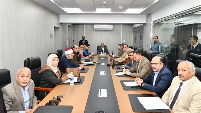 محافظ الفيوم يتابع أعمال فتح وانتظام جميع لجان التصويت للناخبين