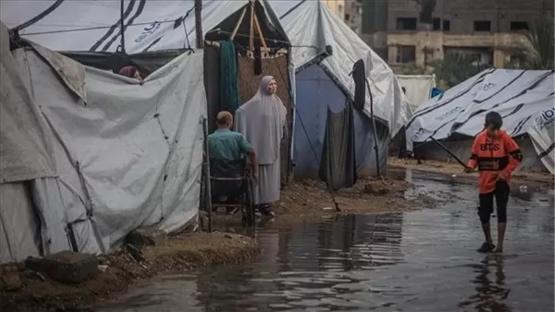 اللجنة المصرية تكثّف جهود الإيواء بعد غرق خيام النازحين في غزة