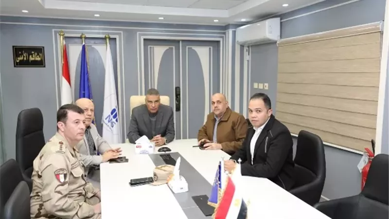محافظ أسوان يتابع إغلاق صناديق الإقتراع داخل 152 لجنة إنتخابية