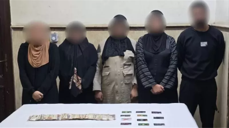 ضبط عصابة الرجل وال 4 سيدات لسرقة 