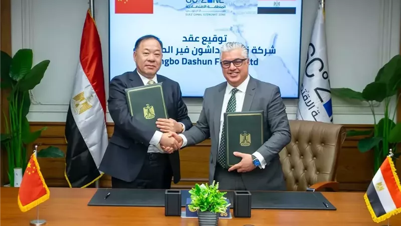 رئيس اقتصادية قناة السويس يوقع عقد مشروع شركة 