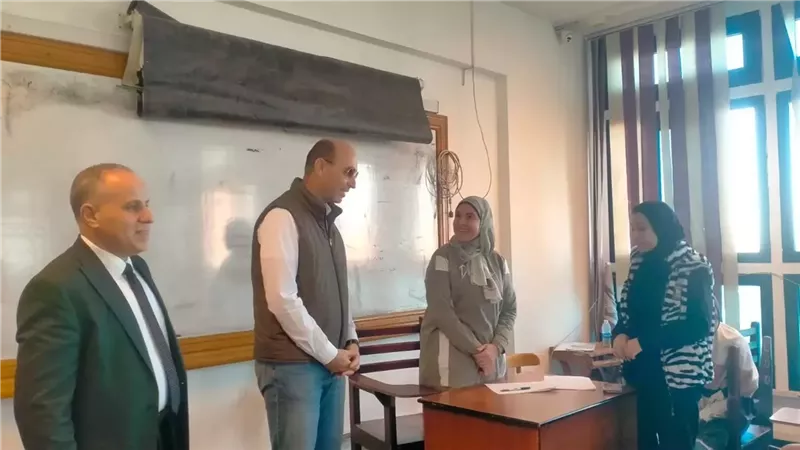 رئيس جامعةدمنهوريتفقد استعدادات امتحانات منتصف العام بكليةالتربية