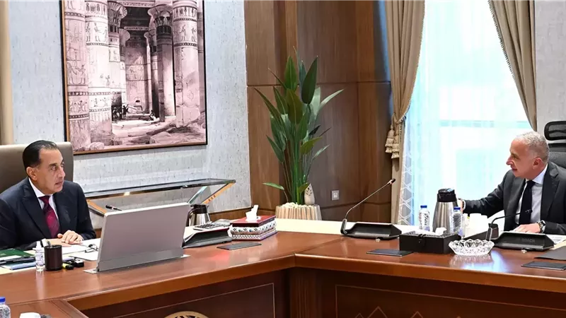 مدبولي يناقش عددا من الفرص الاستثمارية ب
