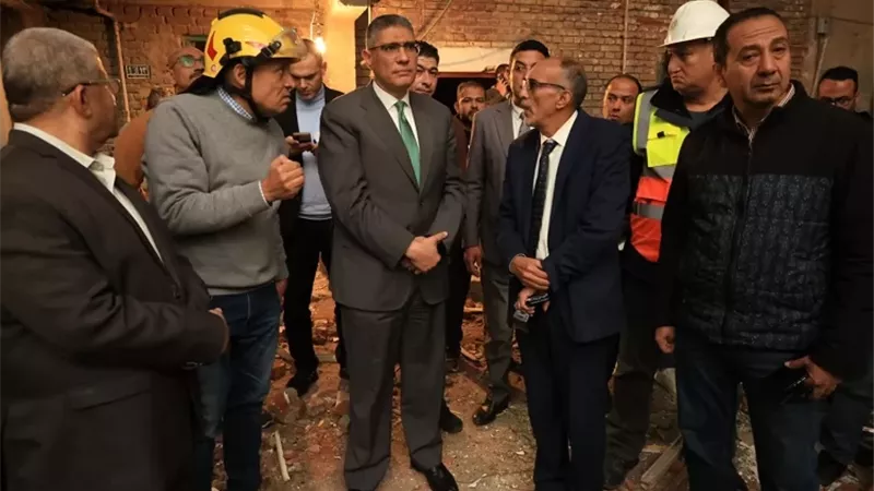 محافظ الجيزة يتفقد موقع حادث التسرب الغازي بعقار سكني في إمبابة