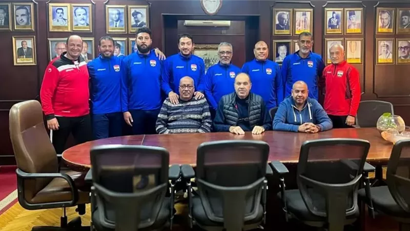 رئيس النادى الأوليمبى يجتمع مع الجهاز الفنى لفريق الكرة